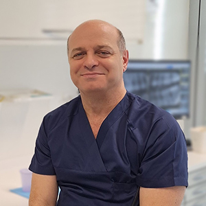 Andreas-Karatsaidis-Spécialiste chirurgie orale, stomatologie et implantologie